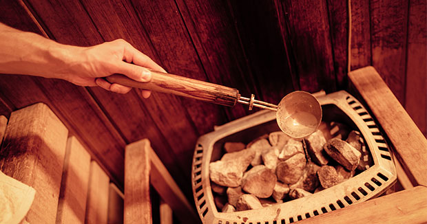 Agua en las piedras de la sauna